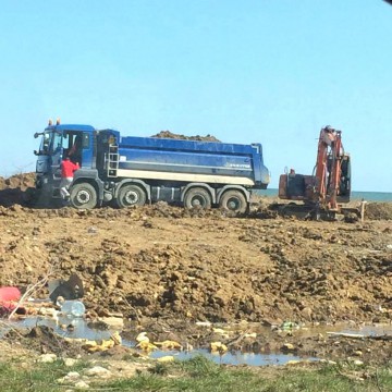 Drumarii şoselei Constanţa - Năvodari se ţin de şpagă în loc să repare carosabilul